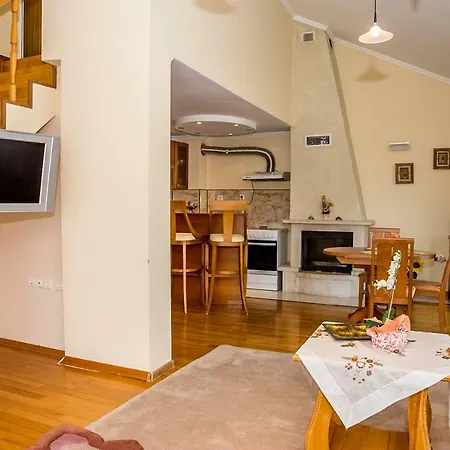 Spacious & Sunny Maisonette With Terrace Near Centre By Flаt Manаger アパート ブルガス