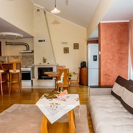 Spacious & Sunny Maisonette With Terrace Near Centre By Flаt Manаger アパート
