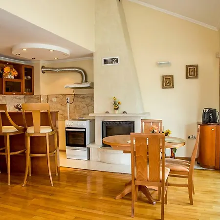 Spacious & Sunny Maisonette With Terrace Near Centre By Flаt Manаger アパート
